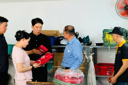 Tiếp đón khách hàng tại kho Hakicoffee
