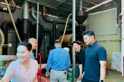 Tiếp đón khách hàng tại kho Hakicoffee
