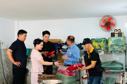 Tiếp đón khách hàng tại kho Hakicoffee